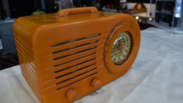 Vintage radio at Pismo Beach Coins Etc Gallery